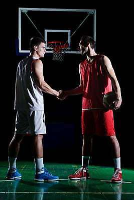 포토 JPG 해외이미지 전신 남자 스포츠 검은배경 악수 농구 실내 들기 성인 두명 앞모습 옆모습 경쟁 체육관 근육질 농구대 성인남자만 해외포토 뷰포인트 백그라운드 컨셉 모션 근육 사람 손짓 내부 구기 검은색 몸매 골대 남자만 성인만 파일형식 이미지허브