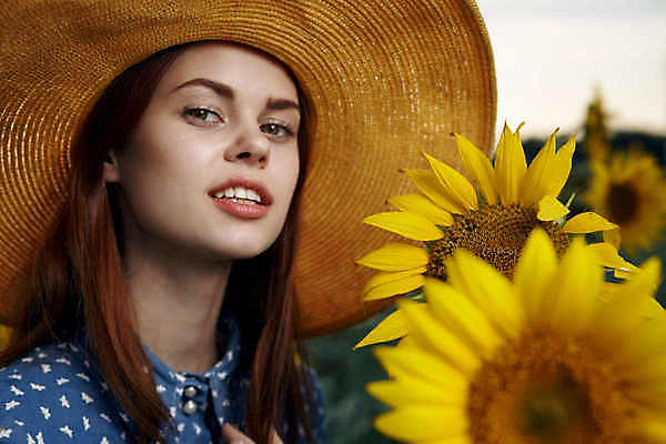 포토 JPG 해외이미지 응시 여자 해바라기 한명 풍경 상반신 성인 야외 앞모습 아웃포커스 여름 일몰 밀짚모자 성인여자한명만 해외포토 모자_잡화 1 시선 계절 꽃 뷰포인트 촬영기법 사람 노을 여자한명만 성인여자만 파일형식 이미지허브