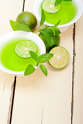 포토 JPG 해외이미지 실내 사람없음 컵 라임 라임주스 나무배경 해외포토 식기 백그라운드 과일 내부 과일주스 파일형식 이미지허브