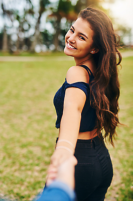 포토 JPG 해외이미지 주간 라이프스타일 손 응시 공원 여자 행복 여유 휴식 함께함 한명 미소 성인 야외 옆모습 뒷모습 신체부위 여름 청춘 햇빛 손잡기 우정 뒤돌아보기 성인여자한명만 해외포토 자연요소 1 시선 계절 공공시설 감정 뷰포인트 컨셉 모션 표정 사람 생활 친구 태양 여자한명만 성인여자만 파일형식 이미지허브