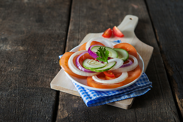 포토 JPG 해외이미지 접시 음식 백그라운드 다이어트 토마토 채소 양파 오이 건강 요리 사람없음 목재 빨간색 초록색 컬러풀 당근 샐러드 신선 정상 채식주의자 해외포토 나무 식기 컬러 재료 뿌리채소 채식 파일형식 이미지허브