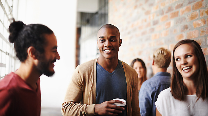 포토 JPG 해외이미지 라이프스타일 응시 여자 남자 함께함 실내 서기 미소 들기 여러명 20대 성인 앞모습 옆모습 아웃포커스 세명 청춘 우정 그룹 복도 대학교 테이크아웃컵 성인만 해외포토 시선 뷰포인트 다수 컨셉 학교 모션 촬영기법 표정 사람 청년 내부 생활 컵 친구 파일형식 이미지허브