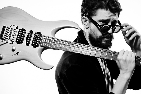 포토 JPG 해외이미지 남자 흑백 한명 상반신 성인 옆모습 선글라스 기타 잡기 매기 기타리스트 노려봄 로큰롤 락스타 성인남자한명만 해외포토 1 안경 음악 뷰포인트 모션 현악기 촬영기법 표정 사람 연주자 남자한명만 성인남자만 파일형식 이미지허브