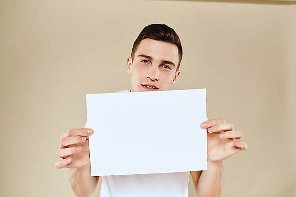 포토 JPG 해외이미지 서양인 남자 종이 프레임 한명 들기 상반신 성인 앞모습 사각형 집중 보여주기 주목 성인남자한명만 해외포토 도형 외국인 1 뷰포인트 컨셉 모션 사람 남자한명만 성인남자만 파일형식 이미지허브