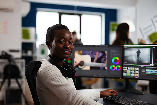 포토 JPG 해외이미지 응시 여자 실내 한명 상반신 성인 그래픽 모니터 헤드셋 키보드 그래픽디자이너 성인여자한명만 영상편집 해외포토 1 시선 음향기기 사람 내부 컴퓨터 헤드폰 디자이너 여자한명만 성인여자만 파일형식 이미지허브