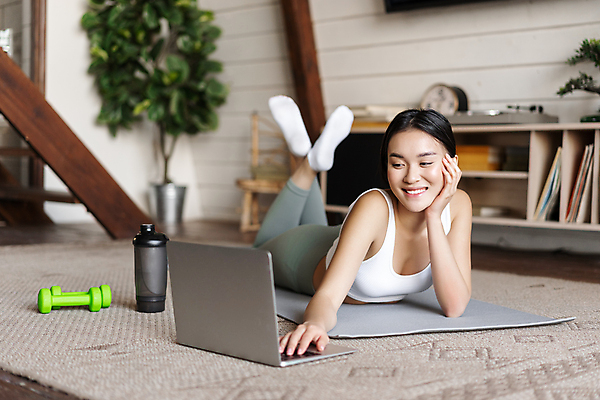 포토 JPG 해외이미지 전신 라이프스타일 응시 여자 엎드리기 실내 한명 동양인 성인 앞모습 노트북 운동복 운동 턱괴기 아령 매트 텀블러 성인여자한명만 홈트레이닝 해외포토 1 시선 옷 뷰포인트 모션 건강 사람 인종 내부 생활 컵 전자제품 여자한명만 성인여자만 파일형식 이미지허브