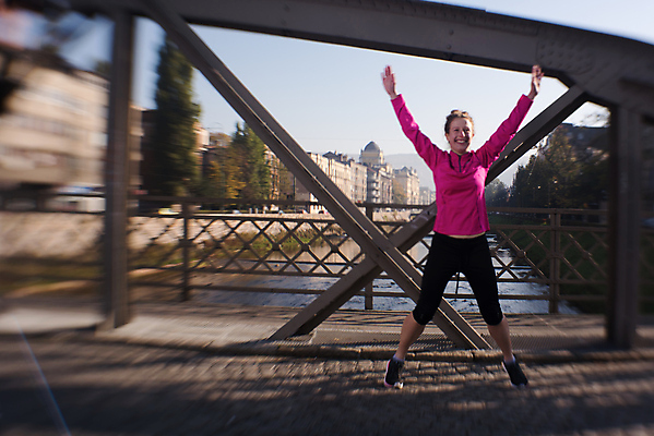 포토 JPG 해외이미지 전신 서양인 라이프스타일 여자 아침 한명 성인 야외 달리기 조깅 활발 만세 마라톤 달리기선수 성인여자한명만 해외포토 주간 외국인 1 컨셉 모션 사람 경기 생활 운동 육상스포츠 육상선수 여자한명만 성인여자만 파일형식 이미지허브