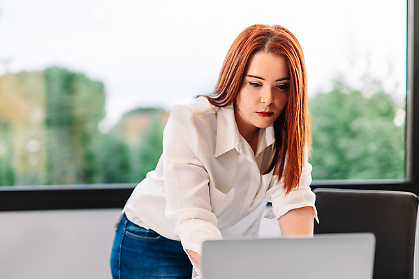 포토 JPG 해외이미지 백인 직업 1 라이프스타일 응시 여자 행복 인터넷 비즈니스 사업가 통신 탁자 모바일 주택 실내 한명 미소 사람 앉기 성인 내부 노트북 쇼핑 컴퓨터 뷰티 공책 방 흰색 업무 비즈니스우먼 이메일 온라인 프리랜서 중소기업 해외포토 서양인 시선 감정 컬러 가구 회사 모션 문구용품 표정 건물 생활 전자제품 작업 직장인 파일형식 이미지허브