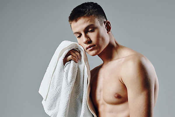 포토 JPG 해외이미지 백인 남자 포즈 회색배경 실내 한명 들기 상반신 성인 옆모습 수건 근육질 닦기 성인남자한명만 바디프로필 해외포토 서양인 1 뷰포인트 백그라운드 모션 근육 사람 내부 위생용품 헬스 회색 몸매 남자한명만 성인남자만 파일형식 이미지허브