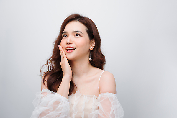 포토 JPG 해외이미지 응시 여자 회색배경 실내 한명 손짓 상반신 성인 앞모습 뷰티 올려보기 성인여자한명만 해외포토 1 시선 뷰포인트 백그라운드 모션 사람 내부 회색 여자한명만 성인여자만 파일형식 이미지허브