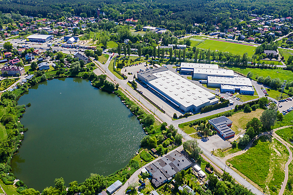 포토 JPG 해외이미지 유럽 산업 도로 비즈니스 공장 교통시설 자동차 독일 안테나 사람없음 화물 상품 컨테이너 창고 시설 상업 수납 짐차 무거움 트레일러 물류 폴란드 드론 분배 수입 조감도 해외포토 나라 길 육상교통 교통 통신 공업 운송업 무게 파일형식 이미지허브