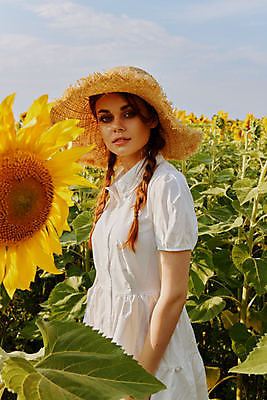 포토 JPG 해외이미지 주간 여자 꽃밭 해바라기 한명 상반신 성인 야외 옆모습 밀짚모자 성인여자한명만 해외포토 자연요소 모자_잡화 1 꽃 뷰포인트 사람 여자한명만 성인여자만 파일형식 이미지허브