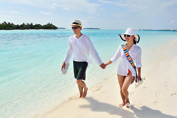 포토 JPG 해외이미지 주간 전신 부부 커플 여자 남자 함께함 웃음 성인 해변 야외 두명 여름휴가 바캉스 걷기 손잡기 신혼여행 여름옷 성인만 해외포토 자연요소 옷 바다 결혼 컨셉 관계 모션 휴가 표정 사람 파일형식 여름_계절 이미지허브