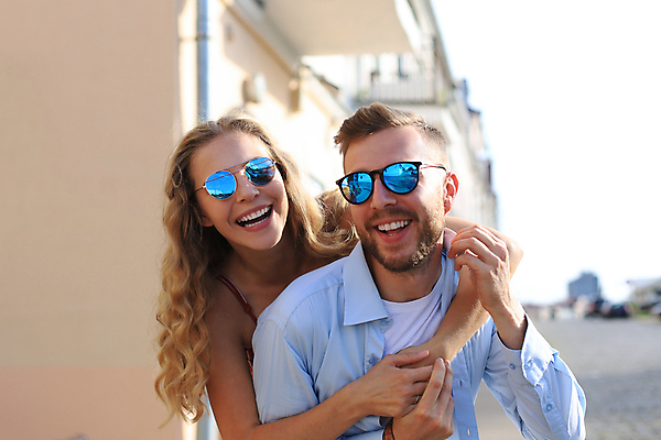 포토 JPG 해외이미지 커플 여자 남자 여행 안기 거리 웃음 상반신 성인 야외 두명 건물 선글라스 성인만 해외포토 건축물 안경 관계 모션 표정 사람 파일형식 이미지허브