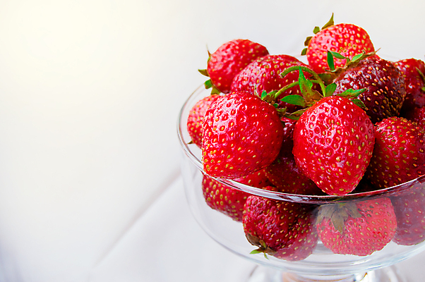 포토 JPG 해외이미지 그릇 딸기 사람없음 흰배경 담기 해외포토 식기 백그라운드 과일 모션 흰색 파일형식 이미지허브