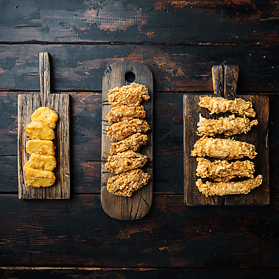 포토 JPG 해외이미지 사람없음 하이앵글 닭고기 튀김 일렬 나무도마 닭가슴살 닭날개 닭목 치킨너겟 해외포토 음식 뷰포인트 도마 육류 목재 파일형식 이미지허브