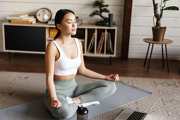 포토 JPG 해외이미지 전신 라이프스타일 여자 실내 한명 앉기 동양인 성인 옆모습 노트북 운동복 운동 눈감음 매트 명상 텀블러 성인여자한명만 홈트레이닝 해외포토 1 옷 뷰포인트 모션 건강 사람 인종 내부 생활 컵 전자제품 여자한명만 성인여자만 파일형식 이미지허브