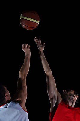 포토 JPG 해외이미지 남자 스포츠 모션 검은배경 농구 농구공 실내 성인 두명 앞모습 뒷모습 경쟁 올려보기 던지기 체육관 근육질 손뻗기 성인남자만 해외포토 뷰포인트 백그라운드 컨셉 공 근육 사람 내부 구기 검은색 몸매 남자만 성인만 파일형식 이미지허브