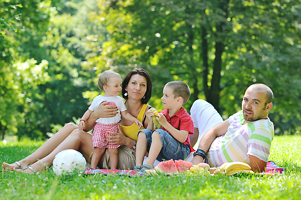 포토 JPG 해외이미지 주간 전신 백인 라이프스타일 응시 공원 여자 남자 딸 행복 아들 어린이 엄마 함께함 미소 앉기 소년 여러명 성인 야외 앞모습 옆모습 눕기 소풍 아기 아빠 해외포토 자연요소 서양인 시선 공공시설 감정 뷰포인트 다수 컨셉 가족 모션 표정 사람 생활 야외활동 파일형식 이미지허브