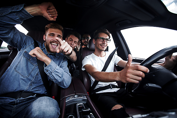 포토 JPG 해외이미지 백인 라이프스타일 남자 행복 도로 여행 포즈 창문 관계 자동차 휴가 함께함 실내 웃음 안전 사람 앉기 여러명 성인 여름 친구 우정 운전 탐험 벨트 그룹 운전사 속도 승객 렌탈 힙스터 해외포토 서양인 직업 잡화 계절 패션 감정 길 육상교통 다수 컨셉 교통시설 모션 표정 내부 생활 파일형식 이미지허브
