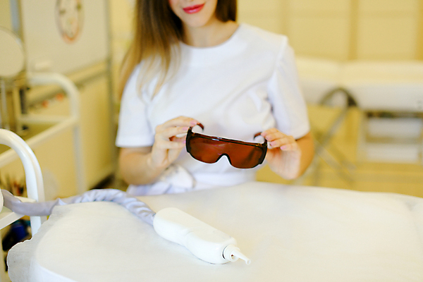 포토 JPG 해외이미지 백인 여자 유럽 안경 실내 관리 한명 사람 앉기 뷰티 약 상점 기계 장비 간호사 흰색 입술 보유 해외포토 서양인 1 잡화 나라 컬러 의학 모션 내부 신체부위 의료진 파일형식 이미지허브