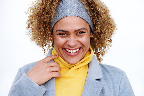 포토 JPG 해외이미지 모델 1 라이프스타일 응시 옷 여자 행복 얼굴 벽 백그라운드 겨울 따뜻함 한명 미소 웃음 사람 성인 가로 뷰티 우주 검은색 흰색 표현 머리띠 노려봄 고립 굴곡 섞기 해외포토 시선 계절 감정 컬러 장신구 표정 생활 신체부위 파일형식 이미지허브