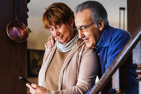 포토 JPG 해외이미지 백인 라이프스타일 커플 응시 여자 남자 행복 백그라운드 인터넷 남편 모바일 휴식 선반 아파트 주택 함께함 실내 창조 사랑 사람 성인 내부 두명 스마트폰 핸드폰 주방 자료 흰색 타이핑 잡기 아내 서핑 손목시계 검색 바쁨 통화 옛날 네트워킹 해외포토 서양인 시선 감정 시계 컬러 가구 컨셉 장신구 관계 모션 건물 생활 전자제품 스마트기기 수상스포츠 네트워크 파일형식 이미지허브