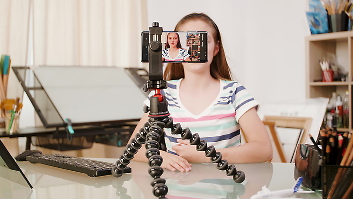 포토 JPG 해외이미지 여자 컨셉 한명 상반신 취미 앞모습 10대 스마트폰 카메라 촬영 방송 삼각대 동영상 십대여자한명만 해외포토 1 뷰포인트 청소년 사람 전자제품 핸드폰 스마트기기 여자한명만 십대여자만 파일형식 이미지허브