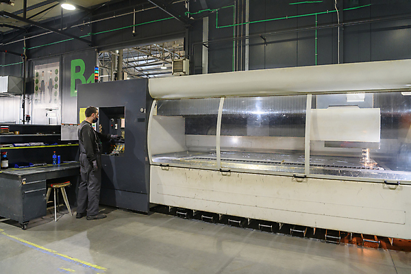 포토 JPG 해외이미지 전신 남자 산업 공장 실내 한명 성인 옆모습 기계 장비 엔지니어 개발 성인남자한명만 해외포토 1 뷰포인트 공업 사람 내부 기술자 남자한명만 성인남자만 파일형식 이미지허브