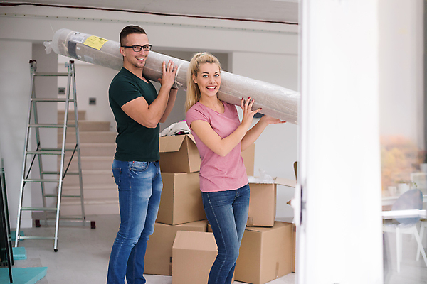 포토 JPG 해외이미지 여자 남자 행복 안경 사다리 들기 상반신 성인 두명 옆모습 상자 카펫 준비 이삿짐 성인만 해외포토 잡화 감정 뷰포인트 모션 사람 도구 이사 파일형식 이미지허브