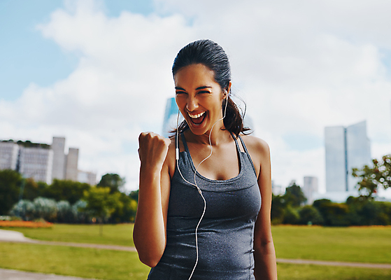 포토 JPG 해외이미지 주간 응시 여자 행복 이어폰 건강 한명 서기 웃음 상반신 20대 성인 야외 앞모습 운동 손들기 주먹 도시 성인여자한명만 해외포토 자연요소 1 시선 감정 뷰포인트 음향기기 모션 표정 사람 청년 여자한명만 성인여자만 파일형식 이미지허브