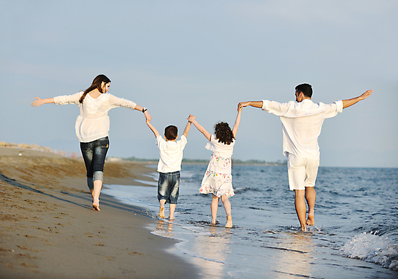 포토 JPG 해외이미지 주간 라이프스타일 응시 여자 남자 딸 행복 아들 어린이 모래 바다 여행 가족 하늘 엄마 휴가 함께함 사랑 사람 소년 성인 해변 야외 뒷모습 손들기 걷기 손잡기 아빠 해외포토 자연요소 시선 감정 뷰포인트 컨셉 관계 모션 생활 파일형식 이미지허브