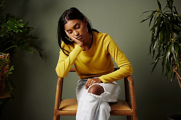 포토 JPG 해외이미지 여자 의자 스트레스 실내 피곤 한명 앉기 상반신 성인 앞모습 턱괴기 다리꼬기 문제 손짚기 성인여자한명만 해외포토 1 뷰포인트 가구 컨셉 모션 사람 손짓 내부 여자한명만 성인여자만 파일형식 이미지허브