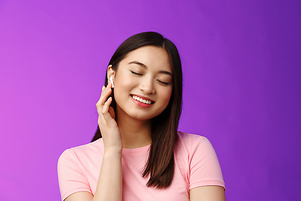 포토 JPG 해외이미지 여자 실내 한명 웃음 동양인 상반신 성인 앞모습 눈감음 즐거움 노래감상 무선이어폰 성인여자한명만 해외포토 1 감정 뷰포인트 이어폰 모션 표정 사람 인종 내부 음악감상 여자한명만 성인여자만 파일형식 이미지허브