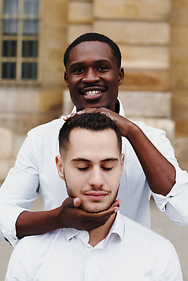 포토 JPG 해외이미지 백인 모델 라이프스타일 커플 옷 남자 행복 유럽 포즈 백그라운드 셔츠 2 관계 포옹 거리 사랑 사람 성인 야외 두명 유행 검은색 회색 도시 클래식 우아함 닫기 동성애자 스타일 성소수자 해외포토 서양인 감정 나라 컬러 컨셉 상의 안기 모션 생활 파일형식 이미지허브