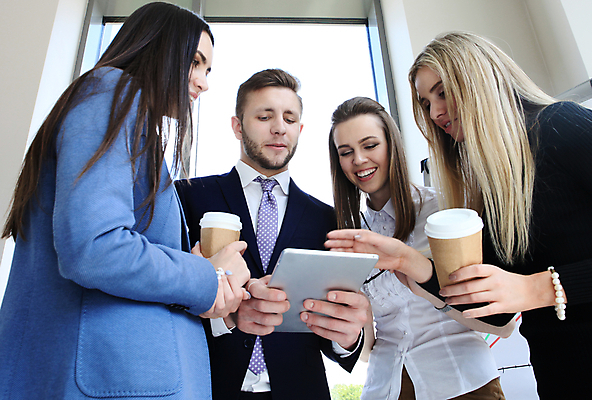 포토 JPG 해외이미지 서양인 여자 남자 회사 회의 들기 정장 여러명 상반신 성인 앞모습 옆모습 태블릿 터치 업무 비즈니스맨 비즈니스우먼 테이크아웃컵 성인만 해외포토 외국인 옷 뷰포인트 다수 비즈니스 모션 사람 컵 전자제품 스마트기기 작업 직장인 파일형식 이미지허브