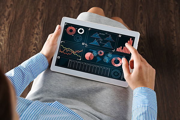 포토 JPG 해외이미지 손 여자 비즈니스 그래프 실내 한명 들기 앉기 성인 앞모습 신체부위 태블릿 터치 하반신 확인 성인여자한명만 해외포토 1 뷰포인트 모션 사람 내부 전자제품 스마트기기 여자한명만 성인여자만 파일형식 이미지허브