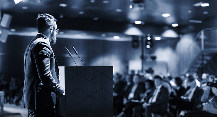 포토 JPG 해외이미지 남자 실내 한명 상반신 성인 옆모습 아웃포커스 비즈니스맨 강의 강당 단상 세미나 성인남자한명만 해외포토 1 뷰포인트 비즈니스 촬영기법 사람 내부 직장인 남자한명만 성인남자만 파일형식 이미지허브