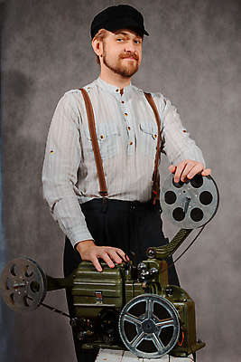 포토 JPG 해외이미지 직업 디자인 응시 감정 산업 컨셉 셔츠 수염 아이디어 프레임 미술 한명 사람 성인 유행 카메라 장비 수확 흰색 잡기 업무 발사 영화관 극장 필름 영화 복고 조준 영사기 얼레 구식 옛날 운영자 주목 캡모자 스타일 해외포토 모자_잡화 1 시선 컬러 상의 농업 모션 문화예술 전자제품 작업 파일형식 이미지허브