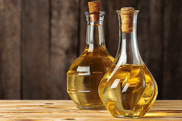 포토 JPG 해외이미지 유리병 실내 사람없음 아웃포커스 올리브오일 코르크 오일병 나무배경 해외포토 백그라운드 병_용기 촬영기법 내부 기름_음식 파일형식 이미지허브