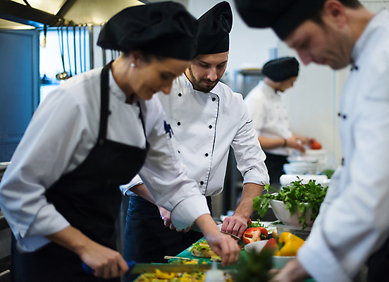 포토 JPG 해외이미지 여자 남자 실내 요리 여러명 상반신 성인 옆모습 주방 요리사 소프트포커스 자르기 재료손질 성인만 해외포토 직업 뷰포인트 다수 모션 촬영기법 사람 내부 손질 파일형식 이미지허브