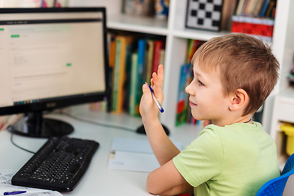 포토 JPG 해외이미지 백인 1 학생 라이프스타일 응시 교육 어린이 남학생 인터넷 통신 교실 학교 탁자 수업 거리 주택 실내 한명 사람 앉기 소년 노트북 학습 스터디 컴퓨터 디지털 공책 웹 작업 연결 스마트 책상 신학기 멀리 온라인 동영상 가정교사 온라인강의 해외포토 서양인 시선 남자 가구 컨셉 모션 문구용품 내부 건물 생활 전자제품 교사 강의 파일형식 언택트 이미지허브