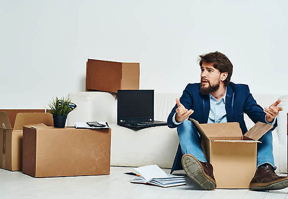 포토 JPG 해외이미지 전신 백인 남자 실내 한명 앉기 손짓 성인 앞모습 상자 소파 비즈니스맨 이사 이삿짐 짐싸기 성인남자한명만 해외포토 서양인 1 뷰포인트 의자 비즈니스 모션 사람 내부 직장인 남자한명만 성인남자만 파일형식 이미지허브