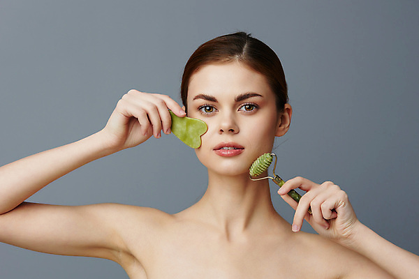 포토 JPG 해외이미지 여자 얼굴 실내 무표정 한명 들기 상반신 성인 앞모습 뷰티 스파 마사지 미용용품 피부관리 롤러 마사지롤러 페이스롤러 성인여자한명만 괄사 해외포토 1 감정 뷰포인트 모션 표정 사람 내부 신체부위 오브젝트 마사지용품 여자한명만 성인여자만 파일형식 이미지허브