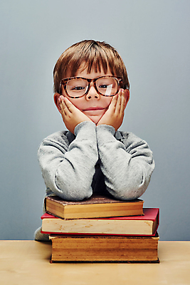 포토 JPG 해외이미지 남자 어린이 회색배경 실내 한명 소년 상반신 앞모습 책 독서 꽃받침 책더미 소년한명만 안경낌 해외포토 1 안경 뷰포인트 백그라운드 사람 손짓 내부 회색 무더기 남자한명만 소년만 파일형식 이미지허브