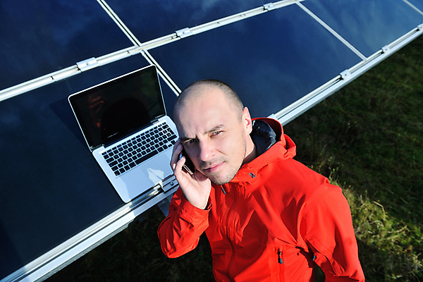 포토 JPG 해외이미지 주간 남자 한명 상반신 성인 야외 앞모습 노트북 하이앵글 태양에너지 통화 집열판 성인남자한명만 해외포토 자연요소 1 뷰포인트 모션 사람 전자제품 그린에너지 남자한명만 성인남자만 파일형식 이미지허브