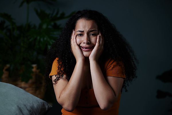 포토 JPG 해외이미지 응시 여자 스트레스 실내 한명 상반신 20대 성인 앞모습 슬픔 무서움 불안 공포 긴장 부정적 손짚기 성인여자한명만 해외포토 1 시선 감정 뷰포인트 사람 손짓 청년 내부 여자한명만 성인여자만 파일형식 이미지허브