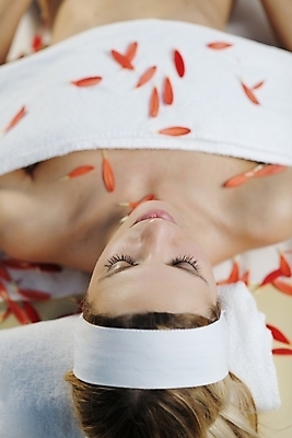 포토 JPG 해외이미지 여자 꽃잎 실내 한명 상반신 성인 앞모습 아웃포커스 수건 눕기 눈감음 스파 마사지 테라피 성인여자한명만 해외포토 1 꽃 뷰포인트 모션 촬영기법 사람 내부 위생용품 뷰티 여자한명만 성인여자만 파일형식 이미지허브