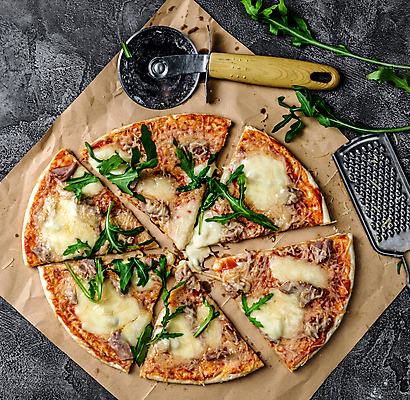 포토 JPG 해외이미지 피자 사람없음 참치 루꼴라 모짜렐라치즈 수제피자 피자칼 핸드메이드 그레이터 해외포토 채소 주방용품 치즈 패스트푸드 서양음식 어류 파일형식 이미지허브