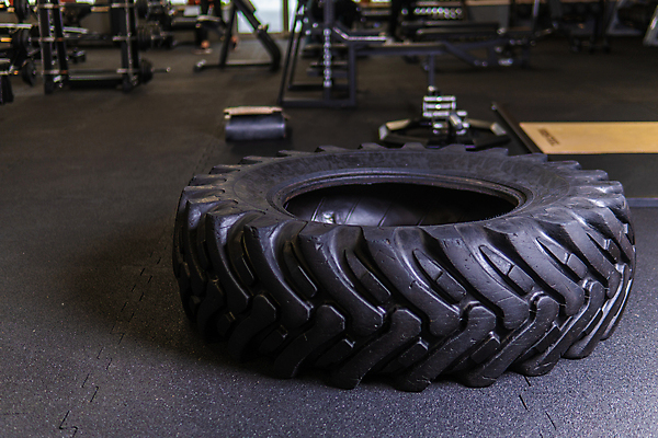 포토 JPG 해외이미지 라이프스타일 스포츠 십자가 신체 다이어트 실내 건강 성인 사람없음 운동 검은색 힘 장비 바퀴 몸무게 큼 보디빌딩 집중 연습 클럽 체육관 땀 근육질 타이어 노력 무거움 리프팅 해외포토 컬러 컨셉 근육 사람 내부 생활 헬스 무게 크기 몸매 파일형식 이미지허브